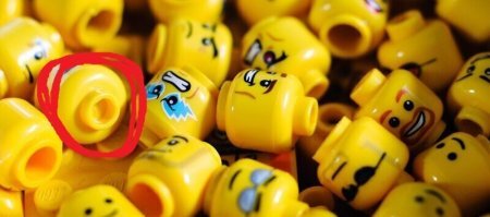 "На случай, если они окажутся в трахее ребенка. Тогда ребенок все равно сможет дышать благодаря воздуху, поступающему через отверстие, и дождаться, пока голову оттуда достанут."

ээмс… брак или?