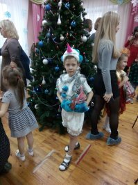 А вот я сына в садике фотографировал