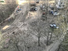 г. Воронеж, 60ой Армии 25. Двор был раньше очень зеленый, пока водятлы не начали по нему на своих корытах ездить. УК хотела поставить детскую площадку поближе к дому, а не где сейчас она установлена, что приходиться детям бегать через "дорогу" прокатанную по среди двора горе-быдло-водятлами. Сегодня машин очень мало, обычно весь двор заставлен.