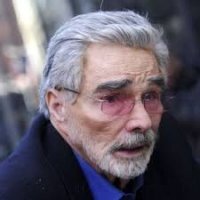 а  вот и Берт Рейнолдс из полицейского с половиной, а больше всего запомнившийся  в Полицейском и Бандите, умер два года назад.когда был ещё жив, сняли мимоходом в одной из серий Газманки, был поражён что старик на костылях, это он.