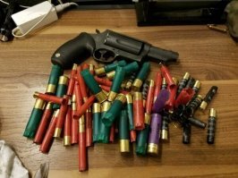 Интересная машинка, Taurus Judge, стреляет двумя типами патронов - 45АСР и охотничьим 410 калибра.  Есть на 410/70, есть на 410/76.