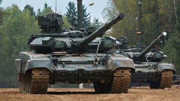 Т-90М «Прорыв» представляет собой модернизацию танка Т-90А. По данным УВЗ, ключевым отличием новой машины от предшественника является новый башенный модуль с динамической защитой «Реликт».

Танк также оснащен системой, позволяющей сопровождать цель в тепловизионном канале прицела. В совокупности с автоматизированной системой управления огнем «Калина», улучшенной системой пожаротушения это повышает боевые возможности и живучесть танка.
 
Танк Т-90М  – это новая машина, хотя везде он позиционируется как модернизация Т-90. Отличий от предшественников – танков Т-90 и Т-90А – у Т-90М намного больше, чем их было между Т-72Б и Т-90.
Так, например, на «модернизированном» танке  – другие корпус и башня, новая пушка, электроспецоборудование использует новую элементную базу, коренным образом улучшилась эргономика.

Экипаж Т-90М теперь может похвастаться удобными креслами, достаточным рабочим пространством, персональными дефлекторами системы кондиционирования и т.д. Ни в одном танке западного производства и близко нет подобного комфорта.

В связи с этим крайняя модернизация «девяностого» спокойно могла бы претендовать на персональное наименование.

Кормовая и нижняя части башни, а также кормовая часть бортов и кормовой бронелист прикрыты решетчатыми экранами. Обитаемые отделения танка изнутри покрыты антиосколочным подбоем, выполненным из ткани на основе арамидной нити. Новая защита способна выдержать в лобовой проекции попадание любого современного танкового боеприпаса.

Одним из важнейших показателей характеристик современных боевых машин сегодня является «эффективность/стоимость».

Т-90М имеет этот показатель в 2-3 раза выше по отношению к современным зарубежным основным танкам.  Другими словами, Т-90М при стоимости примерно в два раза меньшей, чем у «Абрамса» М1А2 SEP, превосходит его по боевой эффективности в полтора раза.

Первая партия танков Т-90М будет доведена до штатной численности танкового батальона. Всего же госпрограмма вооружений предусматривает закупку этих танков на весь период ее действия в объемах, определяемых заказчиком",   отметили в корпорации УВЗ.