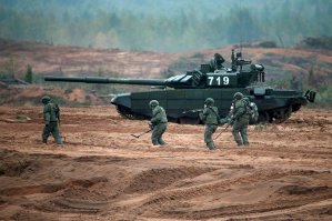 Т-90М «Прорыв» представляет собой модернизацию танка Т-90А. По данным УВЗ, ключевым отличием новой машины от предшественника является новый башенный модуль с динамической защитой «Реликт».

Танк также оснащен системой, позволяющей сопровождать цель в тепловизионном канале прицела. В совокупности с автоматизированной системой управления огнем «Калина», улучшенной системой пожаротушения это повышает боевые возможности и живучесть танка.
 
Танк Т-90М  – это новая машина, хотя везде он позиционируется как модернизация Т-90. Отличий от предшественников – танков Т-90 и Т-90А – у Т-90М намного больше, чем их было между Т-72Б и Т-90.
Так, например, на «модернизированном» танке  – другие корпус и башня, новая пушка, электроспецоборудование использует новую элементную базу, коренным образом улучшилась эргономика.

Экипаж Т-90М теперь может похвастаться удобными креслами, достаточным рабочим пространством, персональными дефлекторами системы кондиционирования и т.д. Ни в одном танке западного производства и близко нет подобного комфорта.

В связи с этим крайняя модернизация «девяностого» спокойно могла бы претендовать на персональное наименование.

Кормовая и нижняя части башни, а также кормовая часть бортов и кормовой бронелист прикрыты решетчатыми экранами. Обитаемые отделения танка изнутри покрыты антиосколочным подбоем, выполненным из ткани на основе арамидной нити. Новая защита способна выдержать в лобовой проекции попадание любого современного танкового боеприпаса.

Одним из важнейших показателей характеристик современных боевых машин сегодня является «эффективность/стоимость».

Т-90М имеет этот показатель в 2-3 раза выше по отношению к современным зарубежным основным танкам.  Другими словами, Т-90М при стоимости примерно в два раза меньшей, чем у «Абрамса» М1А2 SEP, превосходит его по боевой эффективности в полтора раза.

Первая партия танков Т-90М будет доведена до штатной численности танкового батальона. Всего же госпрограмма вооружений предусматривает закупку этих танков на весь период ее действия в объемах, определяемых заказчиком",   отметили в корпорации УВЗ.