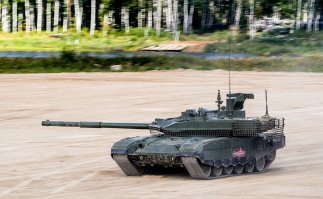 Т-90М «Прорыв» представляет собой модернизацию танка Т-90А. По данным УВЗ, ключевым отличием новой машины от предшественника является новый башенный модуль с динамической защитой «Реликт».

Танк также оснащен системой, позволяющей сопровождать цель в тепловизионном канале прицела. В совокупности с автоматизированной системой управления огнем «Калина», улучшенной системой пожаротушения это повышает боевые возможности и живучесть танка.
 
Танк Т-90М  – это новая машина, хотя везде он позиционируется как модернизация Т-90. Отличий от предшественников – танков Т-90 и Т-90А – у Т-90М намного больше, чем их было между Т-72Б и Т-90.
Так, например, на «модернизированном» танке  – другие корпус и башня, новая пушка, электроспецоборудование использует новую элементную базу, коренным образом улучшилась эргономика.

Экипаж Т-90М теперь может похвастаться удобными креслами, достаточным рабочим пространством, персональными дефлекторами системы кондиционирования и т.д. Ни в одном танке западного производства и близко нет подобного комфорта.

В связи с этим крайняя модернизация «девяностого» спокойно могла бы претендовать на персональное наименование.

Кормовая и нижняя части башни, а также кормовая часть бортов и кормовой бронелист прикрыты решетчатыми экранами. Обитаемые отделения танка изнутри покрыты антиосколочным подбоем, выполненным из ткани на основе арамидной нити. Новая защита способна выдержать в лобовой проекции попадание любого современного танкового боеприпаса.

Одним из важнейших показателей характеристик современных боевых машин сегодня является «эффективность/стоимость».

Т-90М имеет этот показатель в 2-3 раза выше по отношению к современным зарубежным основным танкам.  Другими словами, Т-90М при стоимости примерно в два раза меньшей, чем у «Абрамса» М1А2 SEP, превосходит его по боевой эффективности в полтора раза.

Первая партия танков Т-90М будет доведена до штатной численности танкового батальона. Всего же госпрограмма вооружений предусматривает закупку этих танков на весь период ее действия в объемах, определяемых заказчиком",   отметили в корпорации УВЗ.
