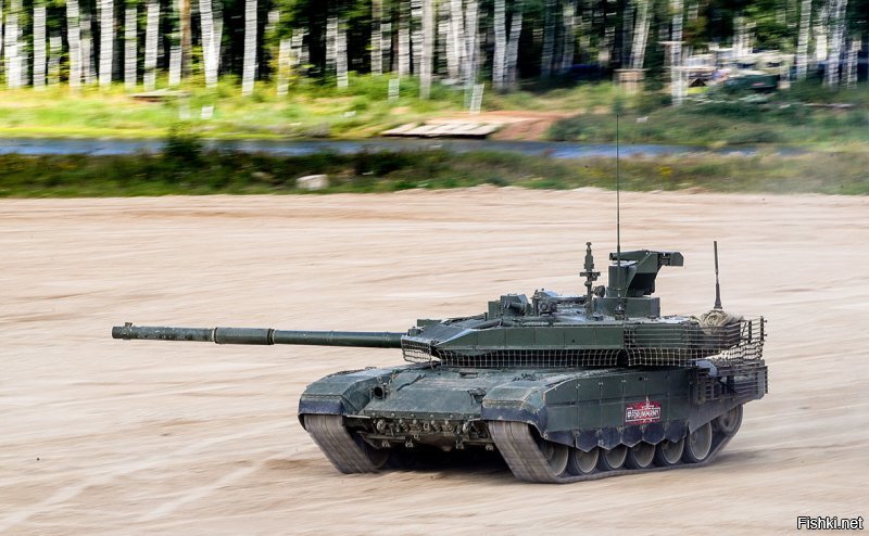 Т-90М «Прорыв» представляет собой модернизацию танка Т-90А. По данным УВЗ, ключевым отличием новой машины от предшественника является новый башенный модуль с динамической защитой «Реликт».

Танк также оснащен системой, позволяющей сопровождать цель в тепловизионном канале прицела. В совокупности с автоматизированной системой управления огнем «Калина», улучшенной системой пожаротушения это повышает боевые возможности и живучесть танка.
 
Танк Т-90М  – это новая машина, хотя везде он позиционируется как модернизация Т-90. Отличий от предшественников – танков Т-90 и Т-90А – у Т-90М намного больше, чем их было между Т-72Б и Т-90.
Так, например, на «модернизированном» танке  – другие корпус и башня, новая пушка, электроспецоборудование использует новую элементную базу, коренным образом улучшилась эргономика.

Экипаж Т-90М теперь может похвастаться удобными креслами, достаточным рабочим пространством, персональными дефлекторами системы кондиционирования и т.д. Ни в одном танке западного производства и близко нет подобного комфорта.

В связи с этим крайняя модернизация «девяностого» спокойно могла бы претендовать на персональное наименование.

Кормовая и нижняя части башни, а также кормовая часть бортов и кормовой бронелист прикрыты решетчатыми экранами. Обитаемые отделения танка изнутри покрыты антиосколочным подбоем, выполненным из ткани на основе арамидной нити. Новая защита способна выдержать в лобовой проекции попадание любого современного танкового боеприпаса.

Одним из важнейших показателей характеристик современных боевых машин сегодня является «эффективность/стоимость».

Т-90М имеет этот показатель в 2-3 раза выше по отношению к современным зарубежным основным танкам.  Другими словами, Т-90М при стоимости примерно в два раза меньшей, чем у «Абрамса» М1А2 SEP, превосходит его по боевой эффективности в полтора раза.

Первая партия танков Т-90М будет доведена до штатной численности танкового батальона. Всего же госпрограмма вооружений предусматривает закупку этих танков на весь период ее действия в объемах, определяемых заказчиком",   отметили в корпорации УВЗ.