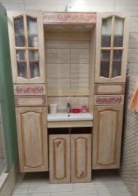 Вот народное (мое) творчество с этого карантина.
Материалы из леруа: мебельный щит 18 мм сосна экстра, дешманские фасады из той же серии, фурнитура боярд, одна из самых дешевых, магнитные толкатели для фасадов, колеруемый лак для саун, сделан в белый цвет, яхтный лак, все это текурила. Раковина из Оби АМ РМ и кран Гроя, его заказал на Озоне. Зеркала нет, так как не работают стеклорезки (из-за карантина), дверцы в низ шкафа не поставил еще потому, что раковина 610 мм, а дверцы под проем 600 мм, не решил еще что сделать с этим, думаю щель в 12 мм будет смотреться не очень. Роспись фасадов заслуга моей супруги. Заготовки начал делать до карантина, сейчас только закончил и собрал. Размер: ширина 1412 мм, глубина 400 мм, высота 2000 мм.
Затраты не записывал, думаю около 25 000 рублей))), без зеркала.