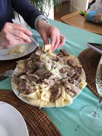 На фото руки моей матери . Я часто готовлю беш так же как и манты и Ханум . Плов так раз в 2 недели просят . Мы Алматинские но дома уже 20 лет не были , но нашу кухню готовим всегда