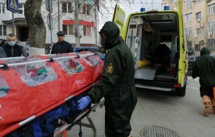 Государственное бюджетное учреждение здравоохранения 
«Региональный центр медицины катастроф»
министерства здравоохранения Краснодарского края

Проведение тактико-специального учения по теме: «Организация ликвидации медико-санитарных последствий при выявлении больного с подозрением на Болезнь»

19-20 февраля 2020г. в соответствии с п. 12 Плана деятельности по медицинскому обеспечению мероприятий, посвященных празднованию 75-летия Победы в Великой Отечественной Войне, министерство здравоохранения Краснодарского края, ГБУЗ «Региональный центр медицины катастроф» МЗ КК в г. Новороссийск организовали проведение тактико-специального учения по теме: «Организация  ликвидации медико-санитарных последствий при выявлении больного с подозрением на Болезнь (болезни, вызывающие чрезвычайные ситуации в области санитарно-эпидемиологического благополучия населения)» (далее – ТСУ).

ТСУ прошло на базе ГБУЗ «Городская поликлиника №1 г. Новороссийска» МЗ КК и ГБУЗ «Инфекционная больница №3» МЗ КК при участии сотрудников ГБУЗ «ССМП г. Новороссийска» МЗ КК, ТО Управления Роспотребнадзора по Краснодарскому краю в г. Новороссийск, Новороссийского филиала ФБУЗ «Центр гигиены и эпидемиологии в Краснодарском крае» и других заинтересованных ведомств.

В ходе проведения ТСУ были отработаны мероприятия по выявлению лиц подозрительных на Болезнь; организация оповещения и  межведомственного взаимодействия органов управления заинтересованных служб, министерств и ведомств; проведение мероприятий по локализации и ликвидации очага заболевания (организации и проведения лечебных, санитарно-противоэпидемических, профилактических и режимно-ограничительных мероприятий); проведение медицинской эвакуации в ГБУЗ «Инфекционная больница №3» министерства здравоохранения Краснодарского края  с использованием транспортировочного изолирующего бокса.

Около ста человек приняли участие в ТСУ в качестве наблюдателей. Это главные врачи, врачи-инфекционисты, эпидемиологи и другие заинтересованные специалисты из медицинских организаций Краснодарского края.

Запланированные учебные цели были выполнены в полном объеме всеми участниками тактико-специального учения.

источник: