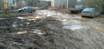 Стопудова нормальные уехали. И я даже знаю куда... в высококультурную Москву, судя по фото. Снято в Москве))) Вот в это превратили замечательный газон и пешеходную дорожку. Короче, везде своих альтернативно одаренных хватает.