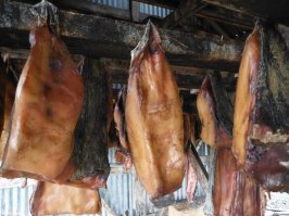 Национальное блюдо ХАКАРЛ - гнилое мясо акулы.
Амбре хакарла напоминает запах, царящий в неухоженных общественных туалетах.
Хакарл - самое специфическое из кухни викингов блюдо. Представляет собой разложившееся мясо акулы, которое длительный срок (6 8 недель)пролежало в песчано-гравийной смеси в ящике, либо вообще зарытое в земле, для обеспечения нужной степени разложения.

Затем подгнившие куски мяса достав из земли вешают на крюки и оставляют на свежем воздухе еще 2 4 месяца. Итого, через полгода выдержки готовое блюдо украшают паровыми овощами и подают на стол любителям острых гастрономических ощущений, большинство которых уплетают этот деликатес за обе щеки.
Вкус хакарла   что то среднее между осетриной и кальмаром, но запах   невыносимый, а цена и вообще заоблачная. Порция такого угощения стоит никак не меньше 100 евро.