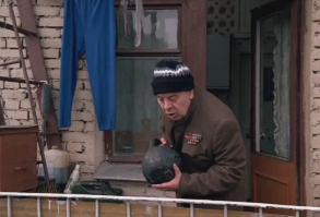 В Купчино мужчина бросил 24-килограммовую гирю на капот машины бывшей жены