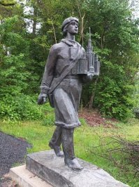 Были в жизни Михаила Васильевича и другие немцы. В Марбурге, где он учился, на старом здании университета памятная доска, а также на доме где он жил. А в 2012 в студенческом городке установили памятник молодому Ломоносову несущему в руках здание МГУ