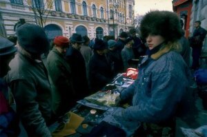 не сразу понял, почему этот человек слева в балаклаве, у которой нет вырезов под глаза