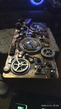 Я занят любимым делом - техническим творчеством. На фото - работа над чехлом для смартфона в стиле стимпанк успешно продвигается.