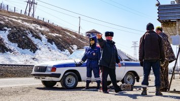 В Хабаровском крае за превышением скорости теперь следят манекены в маске "Анонимуса"