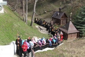 В Малоярославце ежедневно проходит крестный ход вокруг Свято-Никольского монастыря



Мало того, что сами безумны, так еще и детей таскают.

"В Вербное Воскресенье крестный ход получился особенно масштабным, так как к сестрам монастыря присоединились воспитанницы детского православного пансиона «Отрада»." (с)

Куда только ювенальная юстиция смотрит.