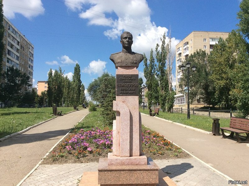 Бюст Вячеслава Ивановича Чемодурова на названной в его честь улице в Саратове