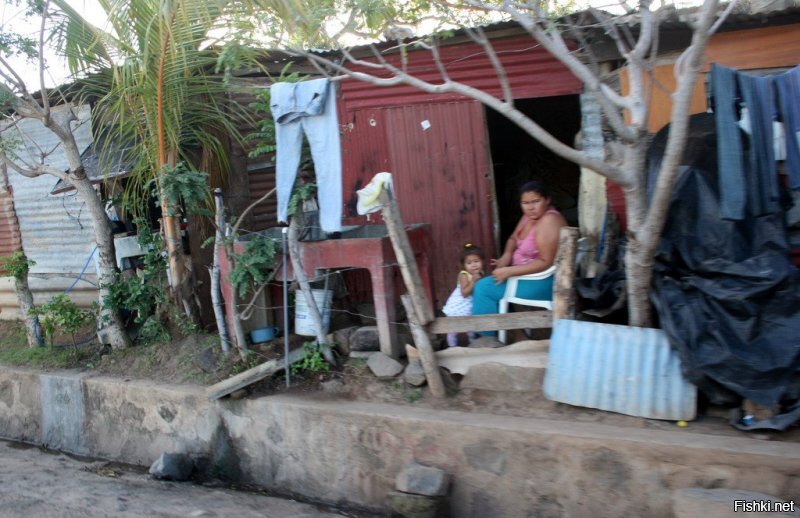 Просто пара картинок из того Никарагуа: город Гранада, центр, наши дни...