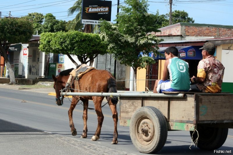 Просто пара картинок из того Никарагуа: город Гранада, центр, наши дни...