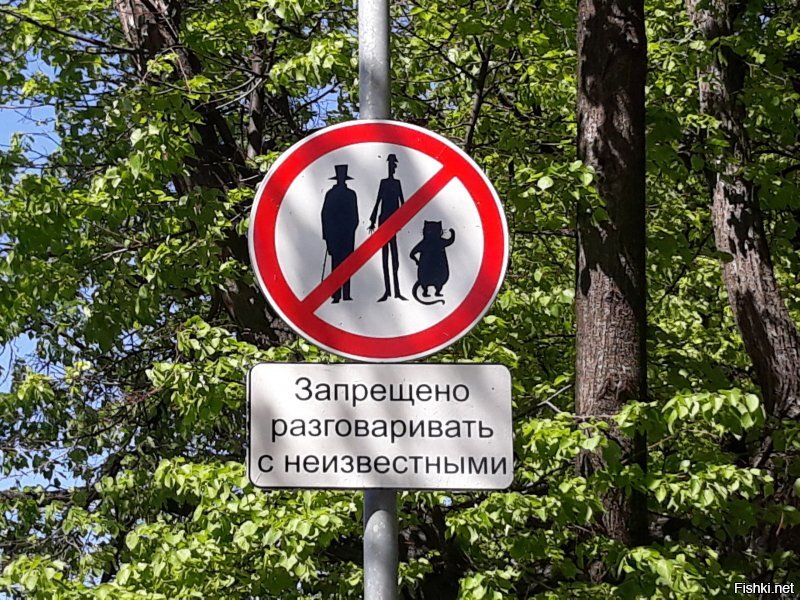 В белом плаще с кровавым подбоем, шаркающей кавалерийской походкой, ранним ут...