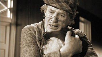 Навеяло.

…тут он затрясся от слез и начал вскрикивать:   Горе-то, а? Ведь это что ж такое делается? А?
  Трамваем задавило?   шепотом спросил Поплавский.
  Начисто,   крикнул Коровьев, и слезы побежали у него из-под пенсне потоками,   начисто! Я был свидетелем. Верите   раз! Голова   прочь! Правая нога   хрусть, пополам! Левая   хрусть, пополам! Вот до чего эти трамваи доводят!..