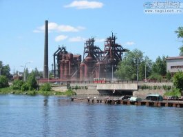 Сравните с первым фото. Практически идентичные фото из Нижнего Тагила. 
Завод-музей истории горнозаводской техники  - находится в Нижнем Тагиле. Является первым в России заводом-музеем памятником горнозаводского прошлого.
Интересно, в Сатке тоже Демидовы строили?