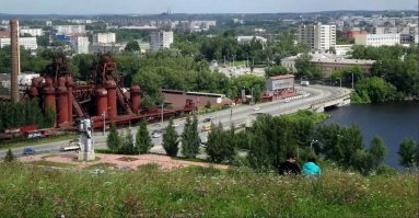 Сравните с первым фото. Практически идентичные фото из Нижнего Тагила. 
Завод-музей истории горнозаводской техники  - находится в Нижнем Тагиле. Является первым в России заводом-музеем памятником горнозаводского прошлого.
Интересно, в Сатке тоже Демидовы строили?
