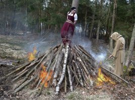 Две карманницы, укравшие кошелек у пенсионерки в Таганроге, попали на видео