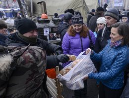 Тогда кофе сейчас пирожки.