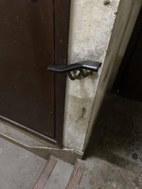 Регулярно в подобных подборках появляются подобные фото коротеньких поручней, наряду с тройником с коротеньким шнуром к вилке. Типа бесполезные и бессмысленные предметы-девайсы-приспособы. Вы, малолетние дебилы, составляющие подобные подборки, не в состоянии выйти за пределы своего узкого мировоззрения и понять, что, например  конкретно этот поручень наверняка не нужен большинству людей (здоровых), но крайне необходим пожилым людям и инвалидам, для которых преодоление даже одной ступени - непростая задача.