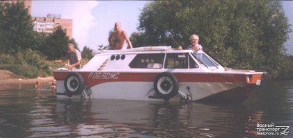 Да, амфибия "Тритон". Самоделка 80-х. В фильме её снимали. Машина улётная для того времени. Да и сейчас интересная.
Двигатель от ГАЗ-21. Максимальная скорость на суше - до 100 км/ч. На воде - до 50 км/ч. Салон вмещает 6 пассажиров.  Сидения могут раскладываться в комфортную двуспальную кровать.