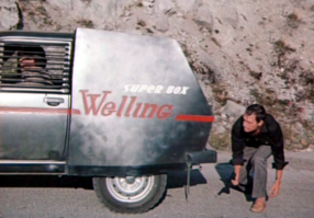 В советском боевике моего детства "Мираж" (1983), роль броневика для перевозки денег сыграл ВАЗ-2121 Нива. Для этого заднюю часть машины обшили листами то ли фанеры, то ли метала. А боковые двери и лобовое стекло закрыли оконными жалюзями, которые по сюжету в момент опасности опускаются за секунду и не пробиваются даже из автоматического оружия, не говоря уже о такой ерунде как болгарка... Надо сказать, киношники добились нужного эффекта. Для того времени броневик выглядел брутально...