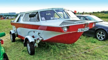 Да, амфибия "Тритон". Самоделка 80-х. В фильме её снимали. Машина улётная для того времени. Да и сейчас интересная.
Двигатель от ГАЗ-21. Максимальная скорость на суше - до 100 км/ч. На воде - до 50 км/ч. Салон вмещает 6 пассажиров.  Сидения могут раскладываться в комфортную двуспальную кровать.