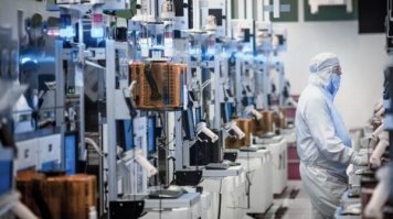 Во второй половине 80-х работал наладчиком на производстве микросхем 5-го разряда. Был допуск на два участка. Зарплата в районе 1000. Вполне.