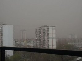 Да и сегодня в Киеве все в желтом мареве... Несмотря на ветер. Непривычно небо желтым видеть.