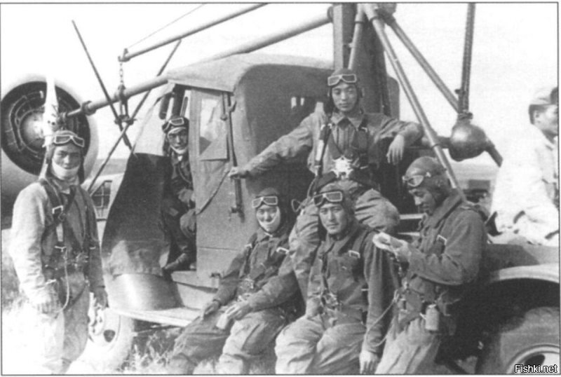 японские пилоты возле стартёра.