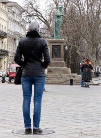 Посмотри на дюка
со второго люка.