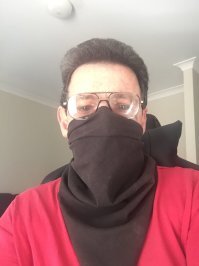 А я сделал из старой наволочки,как у ковбоев из фильмов,когда они собираются грабить поезд.Единственное неудобство,это то,что когда приходишь в магазин,приходится сначала объяснять,что ты не грабитель и собираешься заплатить за то что взял.Шутки шутками,а на заправке парень чуть тревожную кнопку не нажал....