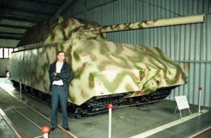 Крыса (Rate) должна была быть следующей после танка Мышки (Maus). Еще один дебильный проект 3го Рейха. А ведь на Западе серьезно считают Сталина параноиком, а Гитлера - гениальным стратегом и политиком.
Вот Мышка в Кубинке: