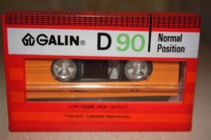 Да тогда много чего из "космоса" было) У одноклассника папаша выездным был. По Африке мотался, строил там всего понемногу. Привозил диковинные кассеты, где всё по арабски написано было. Ну а первые заводские китайские кассеты вспомнить. На удивление "Галимы" качеством порадовали. Не самый шлак, на уровне корейских.