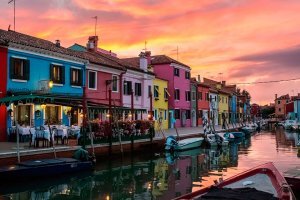 Как-то всё однобоко у вас, и во многом привираете.
Каналы воняют в Венеции не из-за канализации, а из-за цветения водорослей, которое начинается в середине июня и то только при сильных отливах. Я был в Венеции в конце мая и в сентябре. Никаких неприятных запахов не было.
На Сан Марко попрошаек давно разогнали, кормить голубей и даже просто есть запрещено, штраф, если не изменяет память, 200 евро. Птиц почти не осталось, соответственно и говна оных.
Карманники есть в любом туристическом месте.

Венеция очень необычный город, туда стоит попасть хотя бы раз, что бы увидеть его своими глазами. Но особенно интересна Венеция ночью, это совсем другой город.
Так же совсем рядом с Венецией есть остров Бурано. Это вообще обалденное место.