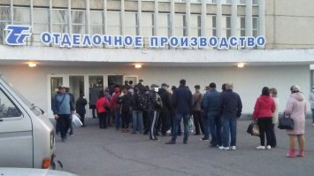 Приднестровье, ХБК Тиротекс. В Молдове и Приднестровье уже месяц как карантин, постепенно ужесточающийся. на большинстве предприятий тоже вводили это бессмысленное измерение температуры на входе, ради этого люди должны были приходить за час до начала смены, чтобы отстоять очередь. а сейчас конкретно на этом ХБК 6 человек заражены, и только после этого руководство немного задумалось - сократили смены и, соответственно, урезали оклады на 1/3. но это уже не поможет, ХБК щас - рассадник вируса. мои старые знакомые там работают, и мне их жаль. а всему виной безмерная алчность ООО Шериф - монополиста любой эк.деятельности в Приднестровье