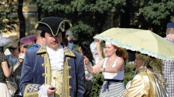 Если честно - мне больше понравились "репортажные", не "парадные"