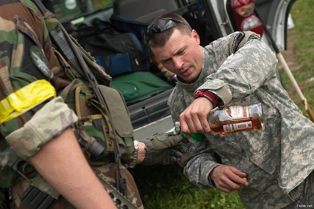 Укропы сегодня. Пьяные украинские солдаты. Пьяные украинские военные.