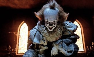 Интересно такие ласты как ей сделали? Она наверное 47 носит.
Ужааас...