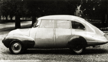 Ходят слухи, что форма кузова Tatra T87 вдохновила Фердинанда Порше, протеже Адольфа Гитлера в деле создания народного автомобиля, при разработке Volkswagen Beetle.(ц)

очередной бред для хомячков с Яндекс Дзена. 

Для действительно интересующихся - был такой замечательный человек - Пауль Ярай, ярчайшая личность, оставшаяся незаслуженно в тени.(Вообще, он достоин отдельного поста, но ладно)

так вот, он еще в 1921г. подал патентную заявку на "обтекаемый автомобиль" (ну а что - он построил аэродинамическую трубу для испытания дирижаблей, когда трудился на Цеппелине!!!!), а через год в Арнштадте (Тюрингия) был построен первый в истории автомобиль с аэродинамическим кузовом. И, кстати, кузов Татра 57 (предшественник 77 и 87) - это именно его эскиз. Так что, то, что Ферди П. "вдохновлялся" татрой - это бред - ему и в Германии было, чьими идеями питаться, если уж на то пошло.
А вот стримлайнеры с кузовами Ярая - слева направо: татра 77, НСУ-ФИАТ Балилла Аэродинамика, Майбах, Хорьх. И отдельно - Мерседес 1934г., Опель 1934г., Майбах 1935.
