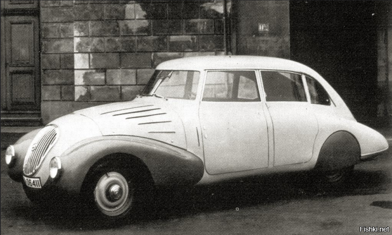 Ходят слухи, что форма кузова Tatra T87 вдохновила Фердинанда Порше, протеже Адольфа Гитлера в деле создания народного автомобиля, при разработке Volkswagen Beetle.(ц)

очередной бред для хомячков с Яндекс Дзена. 

Для действительно интересующихся - был такой замечательный человек - Пауль Ярай, ярчайшая личность, оставшаяся незаслуженно в тени.(Вообще, он достоин отдельного поста, но ладно)

так вот, он еще в 1921г. подал патентную заявку на "обтекаемый автомобиль" (ну а что - он построил аэродинамическую трубу для испытания дирижаблей, когда трудился на Цеппелине!!!!), а через год в Арнштадте (Тюрингия) был построен первый в истории автомобиль с аэродинамическим кузовом. И, кстати, кузов Татра 57 (предшественник 77 и 87) - это именно его эскиз. Так что, то, что Ферди П. "вдохновлялся" татрой - это бред - ему и в Германии было, чьими идеями питаться, если уж на то пошло.
А вот стримлайнеры с кузовами Ярая - слева направо: татра 77, НСУ-ФИАТ Балилла Аэродинамика, Майбах, Хорьх. И отдельно - Мерседес 1934г., Опель 1934г., Майбах 1935.