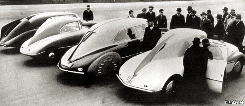 Ходят слухи, что форма кузова Tatra T87 вдохновила Фердинанда Порше, протеже Адольфа Гитлера в деле создания народного автомобиля, при разработке Volkswagen Beetle.(ц)

очередной бред для хомячков с Яндекс Дзена. 

Для действительно интересующихся - был такой замечательный человек - Пауль Ярай, ярчайшая личность, оставшаяся незаслуженно в тени.(Вообще, он достоин отдельного поста, но ладно)

так вот, он еще в 1921г. подал патентную заявку на "обтекаемый автомобиль" (ну а что - он построил аэродинамическую трубу для испытания дирижаблей, когда трудился на Цеппелине!!!!), а через год в Арнштадте (Тюрингия) был построен первый в истории автомобиль с аэродинамическим кузовом. И, кстати, кузов Татра 57 (предшественник 77 и 87) - это именно его эскиз. Так что, то, что Ферди П. "вдохновлялся" татрой - это бред - ему и в Германии было, чьими идеями питаться, если уж на то пошло.
А вот стримлайнеры с кузовами Ярая - слева направо: татра 77, НСУ-ФИАТ Балилла Аэродинамика, Майбах, Хорьх. И отдельно - Мерседес 1934г., Опель 1934г., Майбах 1935.