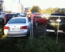 Охраняемая парковка упирается в Т-образный перекрёсток. Ночью пьяное чудило (на букву М) перепрыгнуло через бордюр и снесло забор, повредив три машины. Моя машина не была задета :)