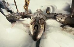 В 1942 году, во время снежной бури, 6 американских истребителей P-38 Лайтнинг и 2 бомбардировщиков Б-17 Летающая крепость, были вынуждены произвести вынужденную посадку в Гренландии. Со временем самолеты опустились в снег, и сейчас находятся на глубине примерно 100 м под снегом и льдом. В 1992 году один из Лайтнингов подняли и восстановили.